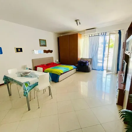 Airport House Mariel * جنوة